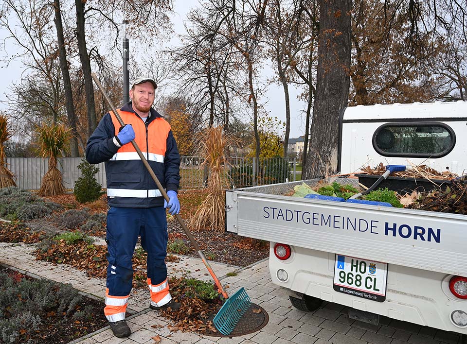 Markus Gintenreiter hält das Areal rund um den Stadtsee sauber. Foto: Gabriele Hohenegger